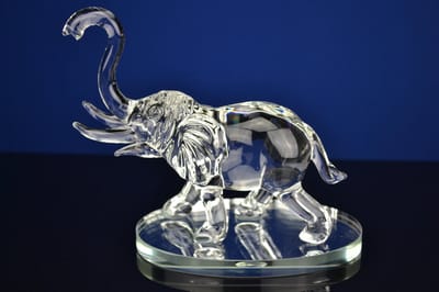 Luxe Kristallen Olifant op Schaal – Krachtig en Elegant Design