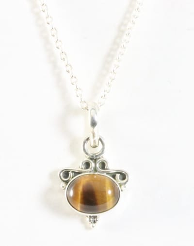 Fijne bewerkte zilveren hanger met tijgeroog aan ketting