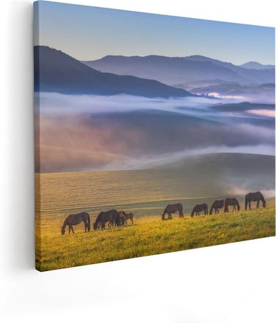 Artaza Canvas Schilderij Landschap - 50x40 cm - Wanddecoratie Paarden In De Mist - Muurdecoratie Bergen - Kamer Accessoires Natuur