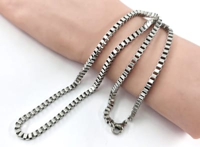 Ketting - RVS - vierkant - Venetiaanse schakel - zilverkleurig - L 45cm - Br 3mm - Minimalistische ketting is een subtiel, eenvoudig en tijdloos sieraad met strakke lijnen en delicate details, dat de outfit verfijnd aanvult zonder te overheersen.