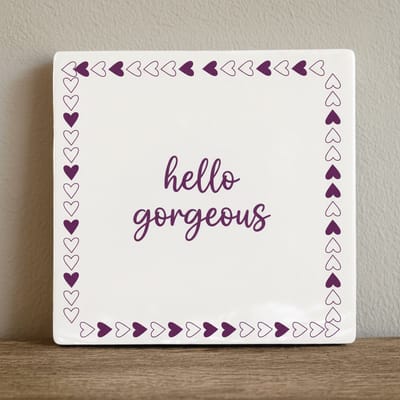 Hello Gorgeous Quote Keramische Tegel 15x15 cm – Schattige Hartjesrand Wanddecoratie & Cadeau voor Haar