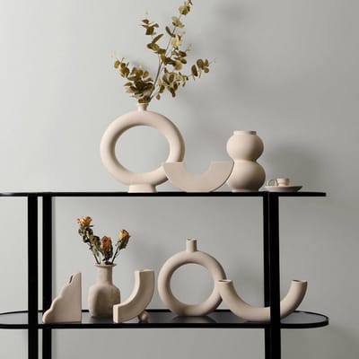 Scandinavische minimalistische keramische vaas met ornamenten en een arrangement van gedroogde bloemen. Een fantastische decoratie voor de woonkamer, tv-meubel en bureau. white