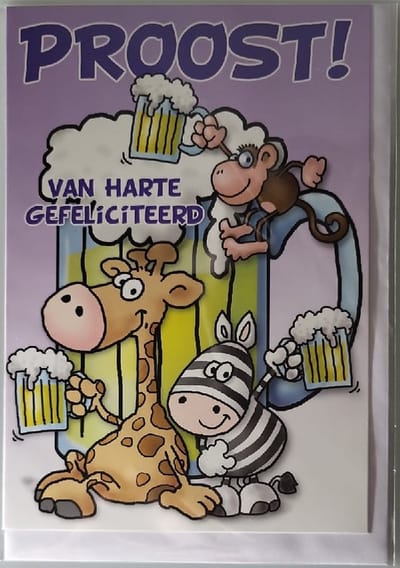 Proost! Van harte gefeliciteerd met je verjaardag! Een grappige kaart met drie dieren die van een biertje genieten. Een dubbele wenskaart inclusief envelop en in folie verpakt.