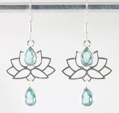 Zilveren lotus oorbellen met blauwe topaas