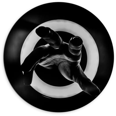 Dibond Wandcirkel - Hand in Ringlamp (zwart/wit) - 100x100cm Foto op Aluminium Wandcirkel (met ophangsysteem)
