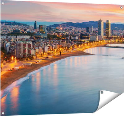 Gards Tuinposter Barcelona Strand met Stad bij Zonsondergang - 100x80 cm - Tuindoek - Tuindecoratie - Wanddecoratie buiten - Tuinschilderij