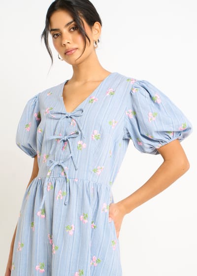 Blauwe katoenmix midi-jurk met strikdetail en pofmouwen