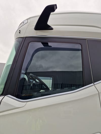 DAF XB LF CF XD XF XG +XG zijwindscherm raamgeleiders - windgeleiders, model ZONDER bolle spiegel aan bijrijderskant, truck model vanaf 2021
