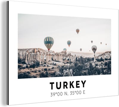 Wanddecoratie Metaal - Aluminium Schilderij Industrieel - Turkije - Cappadocië - Luchtballon - Bergen - 180x120 cm - Dibond - Foto op aluminium - Industriële muurdecoratie - Voor de woonkamer/slaapkamer