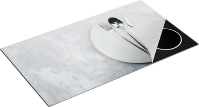 Chefcare Inductie Beschermer Bestek met een Bord op Witte Marmer - 95x50 cm - Afdekplaat Inductie - Kookplaat Beschermer - Inductie Mat