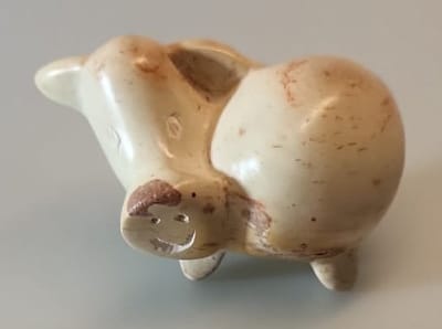 Nog meer sfeer in uw woonomgeving met deze prachtig handgemaakte Varken! Een bijzonder varken gemaakt van speksteen, een zachte natuursteen. Vind een gezellig plekje in je huis, serre/tuinkamer of in de werkkamer. Voor uzelf of Bestel Een Kado