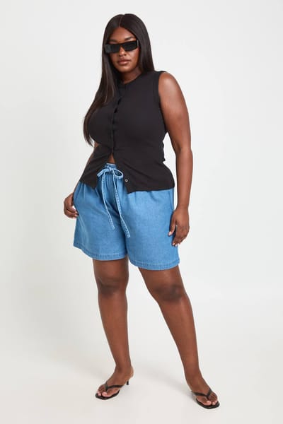 boohoo Dames Plus Chambray Boxy Flippy Short | Mid Wash | Maat: 20