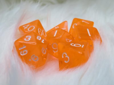 Polyset Dice | Dobbelstenen - Set Van 7 Stuks - Oranje Roze Wit Doorzichtig Transparant| Voor D&D en Andere Rollenspellen | Plastic Dobbelstenen Set voor Dungeons and Dragons | Polyhedral Dice Set | Mooie Zwarte Velvet Dice Bag voor Ongeveer 3 Sets