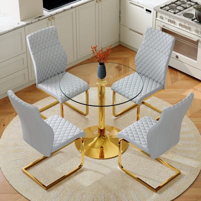 Tafel- en stoelenset: Ronde glazen tafel met een diameter van 85 cm in een ietwat luxueuze stijl, ondersteund door goudkleurige metalen poten. Gecombineerd met 4 moderne eetkamerstoelen in lichtgrijs en goud.