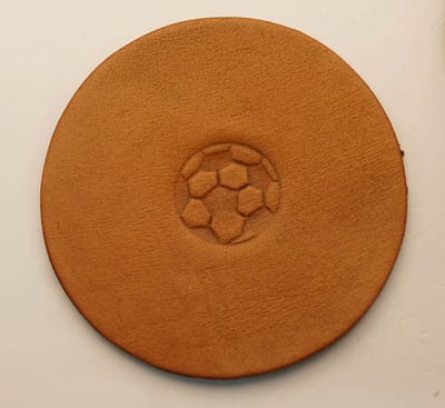 Beige onderzetters van leer afbeelding voetbal set van 6 stuks - lederen onderzetters voetballen - leren onderzetter voetbal fan - beige onderzetters - 100% leren onderzetters - handgemaakte onderzetters - onderzetters voor drinkglazen