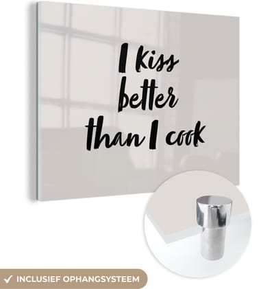 MuchoWow® Glasschilderij 120x90 cm - Schilderij acrylglas - Quotes - Spreuken - I kiss better than I cook - Koken - Kus - Foto op glas - Schilderijen