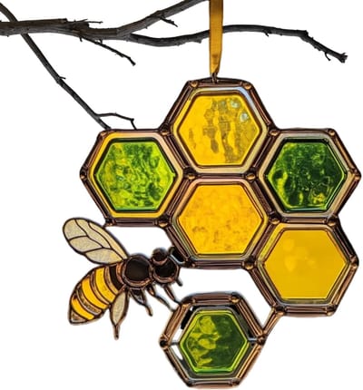 Bijenkorf Raamhanger- Zonnevanger met Bij - Vangt Zonlicht - Kleurige Zonnevanger Acryl - Raamdecoratie - Decoratie voor Tuin, Raam en Woonkamer - Geel-Groen - 15cm