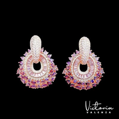 Victoria Valenza Saint-Tropez Luxe Oorbellen Dames Messing Oorhangers Dames Oorringen - Roze Steen - Kleur Rosegoud - 1 Paar