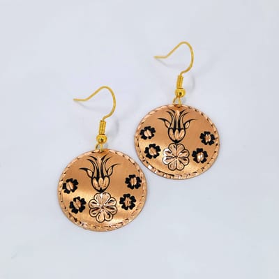 Elegante Koperen Oorbellen met Handgemaakt Bloemenpatroon Boheemse, Ronde Koperen Oorbellen in Koperkleur Vintage-Inspired Koperen Oorbellen met Fijne Details