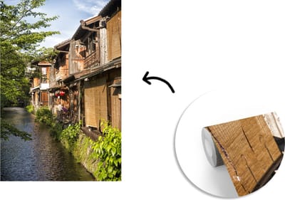 Behang - Fotobehang Traditionele huizen langs het kanaal bij Kioto in Japan - Breedte 175 cm x hoogte 260 cm
