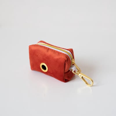 Pip & Palms - Honden Poepzakjeshouder Velvet Roest - 9x5x5 cm - Incl. rol poepzakjes - Met Ritssluiting - Poepzakhouder - Poepzakjesdispenser