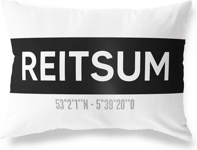 Tuinkussen REITSUM - FRIESLAND met coördinaten - Buitenkussen - Bootkussen - Weerbestendig - Jouw Plaats - Studio216 - Modern - Zwart-Wit - 50x30cm