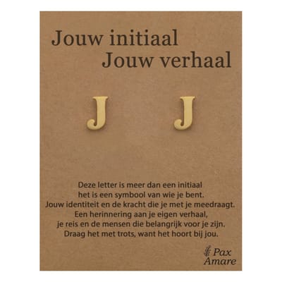 Letter J Oorbellen op Cadeau Kaartje - Jouw initiaal, jouw verhaal - Goudkleurig Stainless Steel - 7mm Initiaal Oorknopjes- Pax Amare