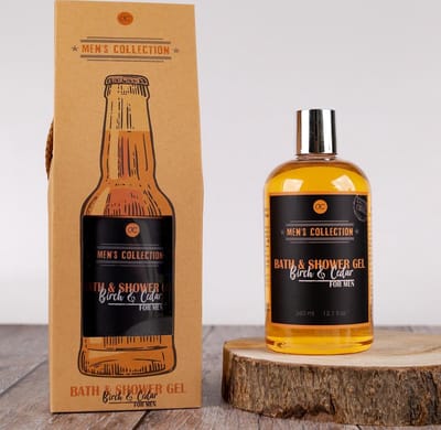 Verjaardag cadeau mannen - MEN'S WORLD - Bad- en douchegel Birch & Cedar in bierfles look geschenkverpakking - 360 ML - Giftset man, vader, vriend, papa, broer - Grappig