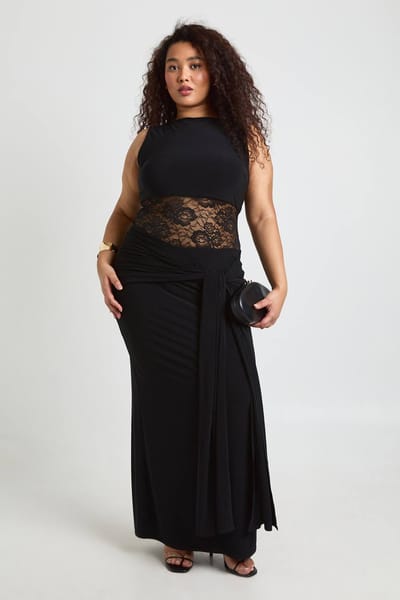 boohoo Dames Plus Maat Racerback Kanten Paneel Strik Draperie Maxi Jurk | Zwart | Maat: 44