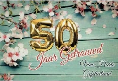 50 jaar getrouwd! Van harte gefeliciteerd! Een bijzondere kaart met fleurige bloemen op het hout en het getal 50 in het goud. Een leuke kaart om zo te geven of om bij een cadeau te voegen. Een dubbele wenskaart inclusief envelop en in folie verpakt.