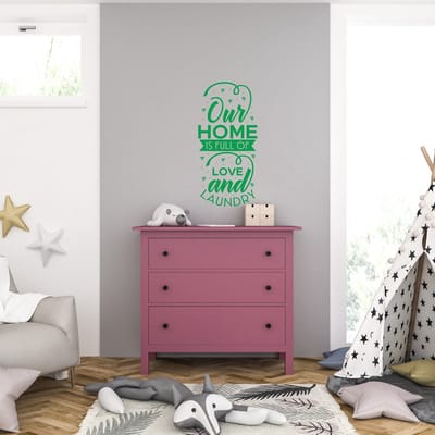 Muursticker - Our Home Is Full Of Love And Laundry - 46,4 x 97,6 - Groen