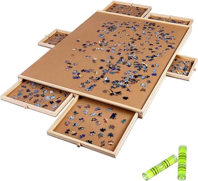LotaHome - Puzzelbord met Opbergsysteem - 1500 Stukjes - Draaibare Puzzeltafel - Houten Puzzelmat - Puzzelplank - 6 Lades en Sorteerbakjes voor 1500 Puzzelstukjes - Inclusief Waterpas - 97x71cm - Puzzeltafel - Puzzelplaat met Bescherming