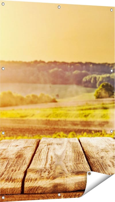 Gards Tuinposter Tractor in het Veld met Houten Planken - 80x120 cm - Tuindoek - Tuindecoratie - Wanddecoratie buiten - Tuinschilderij