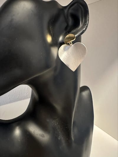 Zilverkleurige hart oorbellen | Make up | Parfum | Moederdag | Verjaardagscadeau| Cadeautje| Valentijnsdag| Kado | sieraden | vaderdag | oorbellen | oorsieraden