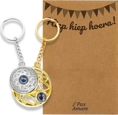 BFF Sleutelhanger voor 2 'Hiep Hiep Hoera' - Rondjes ILY IN 100 TALEN - Sleutelhanger set op Cadeau Kaartje - Zilverkleurig & Goudkleurig - Verjaardags Hanger - Pax Amare