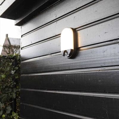 Trend - LED Wandlamp met sensor - 10 watt 825 lumen - Bewegingssensor en schemerschakelaar - 3000K warm wit licht - Zwart - IP65 voor binnen en buiten