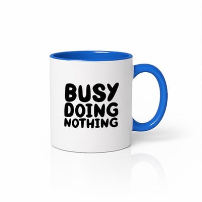 Grappige “Busy Doing Nothing” Blauw-Witte Mok 330 ml – Humoristische Tekst Koffiemok – Perfect Cadeau voor Vrienden, Collega’s & Luie Dagen
