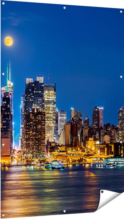 Gards Tuinposter Verlichte Skyline van New York met Volle Maan - 100x150 cm - Tuindoek - Tuindecoratie - Wanddecoratie buiten - Tuinschilderij