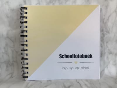 Studijoke - Schoolfotoboek 18 schooljaren - Invulboek Geel