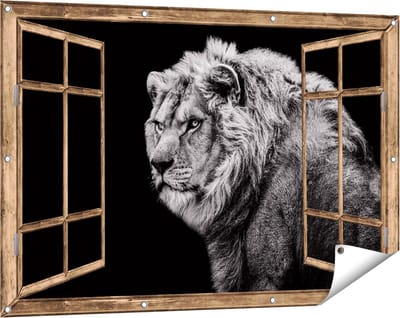 Gards Tuinposter Doorkijk Leeuw - Zwart Wit - 120x80 cm - Tuindoek - Tuindecoratie - Wanddecoratie buiten - Tuinschilderij