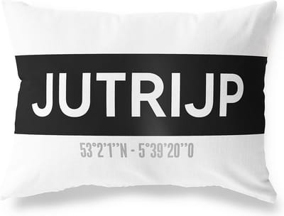 Tuinkussen JUTRIJP - FRIESLAND met coördinaten - Buitenkussen - Bootkussen - Weerbestendig - Jouw Plaats - Studio216 - Modern - Zwart-Wit - 50x30cm