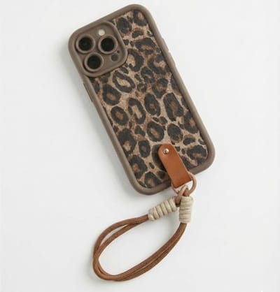 Bruin luipaard print telefoon hoesje met koord geschikt voor iPhone 16 Pro Max – backcover dames met panter dessin, afneembaar draagkoord en minimalistisch ontwerp