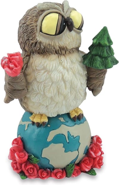 Wisdom friends uiltjes - Beeldjes van beroepen en sporten Uiltje op de wereld - hoogte 11 cm - handgeschilderd - verzameling / sport cadeautjes / beroepen cadeautjes