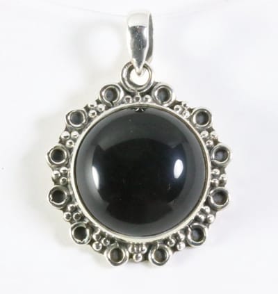 Ronde bewerkte zilveren hanger met onyx