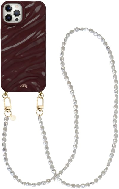 xoxo Wildhearts Glaze Cord Case Burgundy - Geschikt voor iPhone 12 Pro Max - Pearlfection - Lang koord - Glimmend siliconen telefoonhoesje met plooien - Dream hoesje met koord - Parelketting - Telefoonkoord