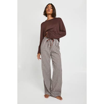 boohoo Dames Pyjamaset voor lange maten in Soft Touch gingham: top met lange mouwen en broek | Chocoladebruin | Maat: 38