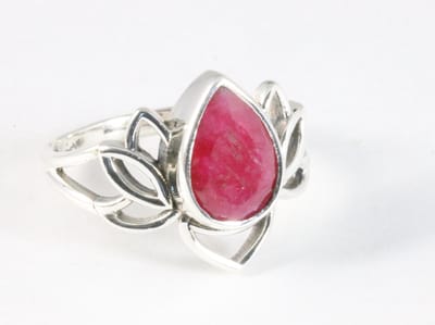Opengewerkte zilveren lotus bloem ring met robijn - maat 16