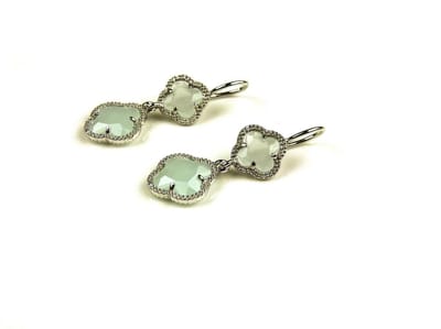 model Double Fiori klein oorringen in zilver lichtblauwe klavers