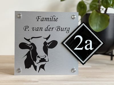 Naambordje voordeur | Koe | apart huisnummer | 20x28cm | rvs-look | rvs afstandhouders