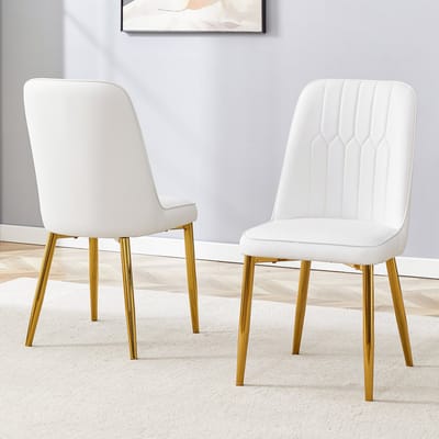 Twee witte eetkamerstoelen van kunstleer: modern en minimalistisch design, voorzien van een verbrede zitting en rugleuning en antislip metalen poten, geschikt voor eetkamers en keukens.